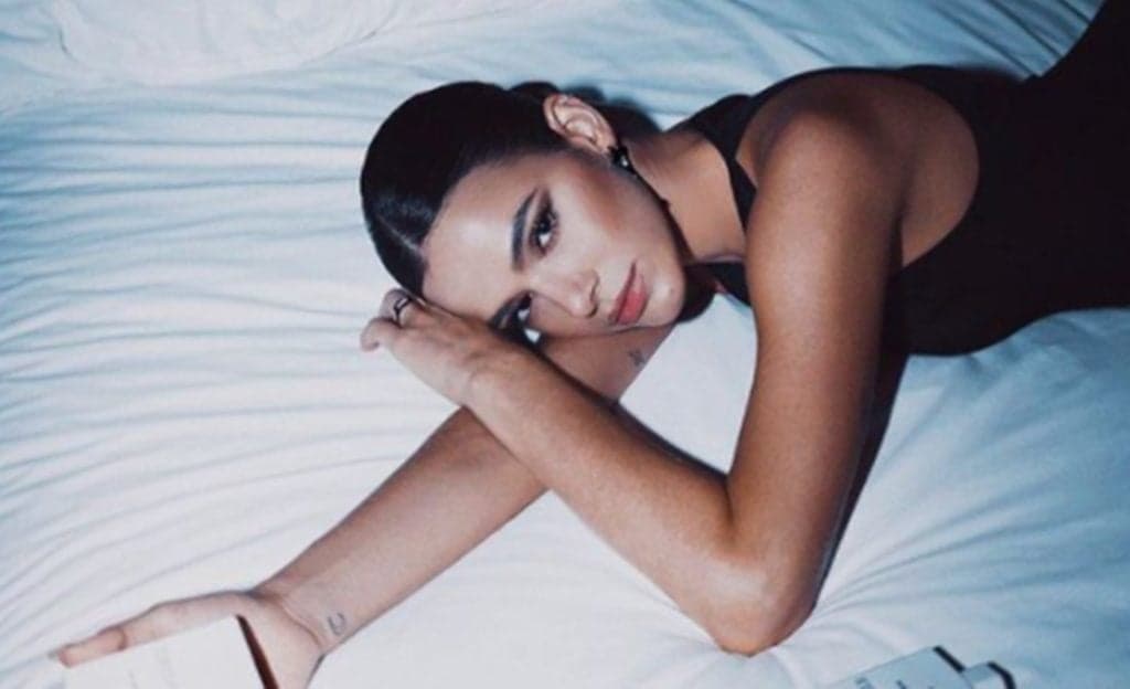 Bruna Marquezine usa vestido justo e deixa bumbum e seios a mostra e causa polêmica nas redes sociais