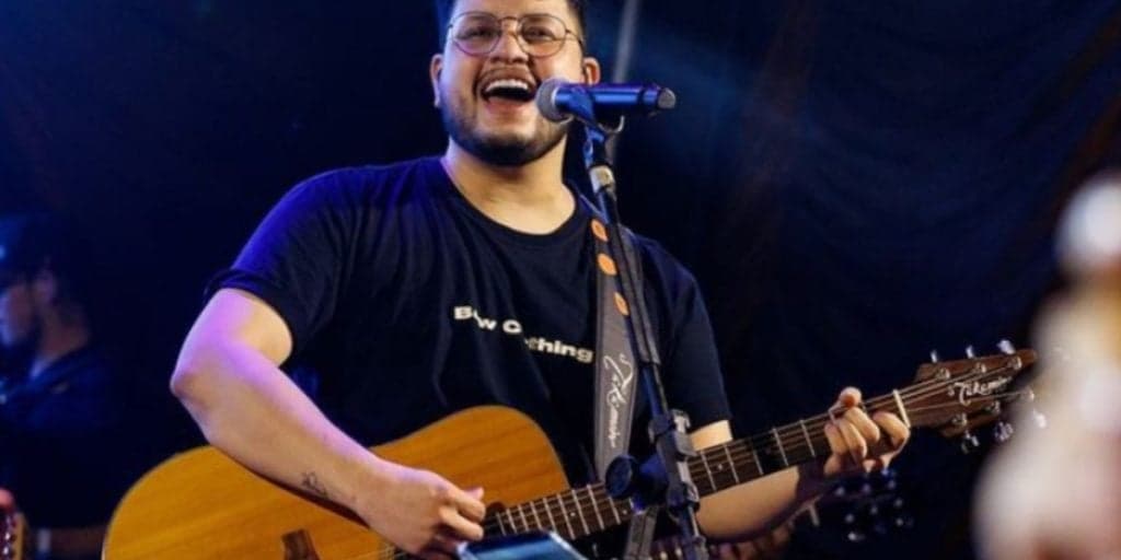 Cantor Maurílio é velado no Maranhão e detalhe no corpo dele chama atenção