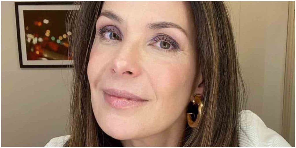 Carolina Ferraz, após ser tirada do Domingo Espetacular e sumir por completo, reaparece com bomba