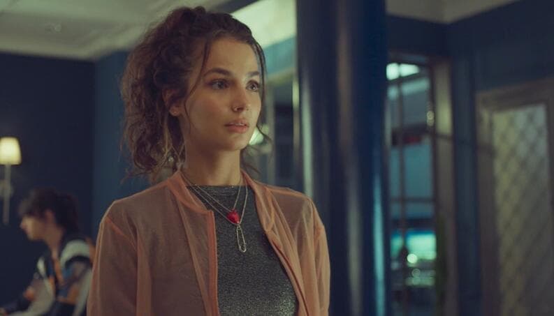 Cecília (Fernanda Marques) quase pegará mãe no flagra em "Um Lugar ao Sol" (Foto: Reprodução/TV Globo)