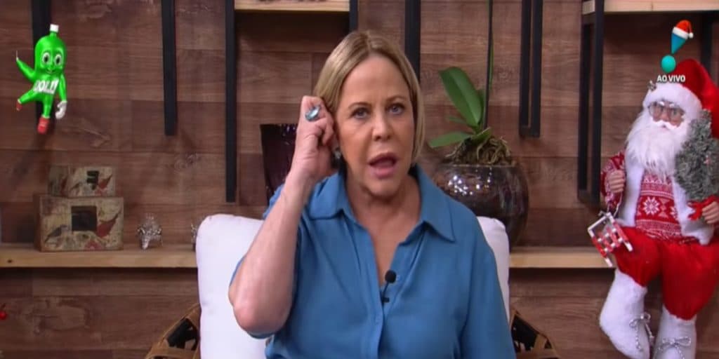 Claudete Troiano desmorona ao vivo, expõe doença às câmeras e revela sequelas: "Olha"