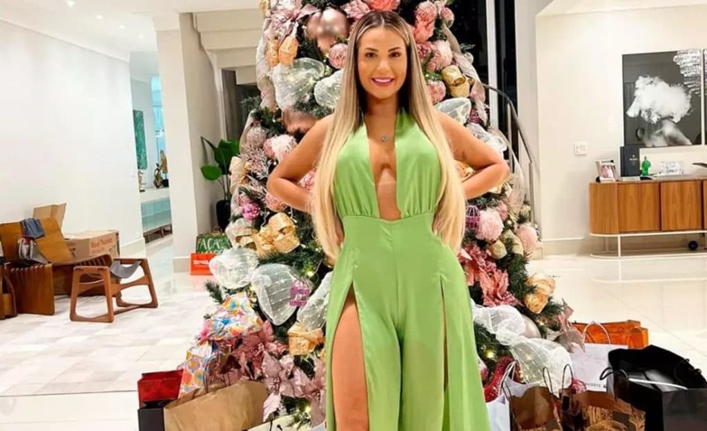 Deolane Bezerra investe caro na decoração de Natal de sua luxuosa mansão; Confira os valores astronômicos