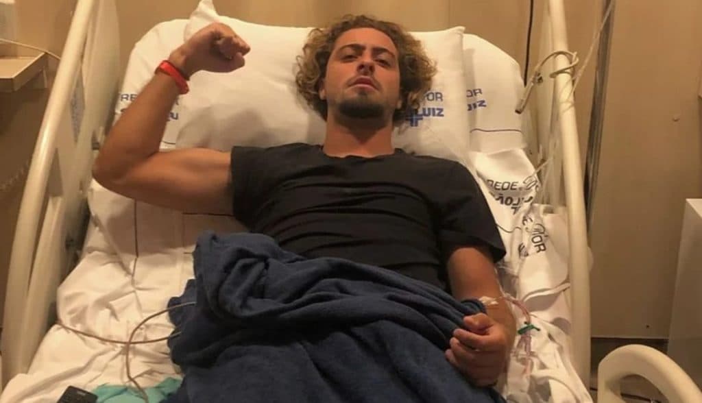Ex-ator de Malhação, Eike Duarte, sofre queda grave, fratura vértebras e comenta na web: "Rezem por mim"