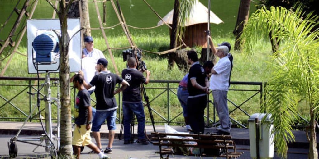 Famoso ator coloca mão no peito, infarta no meio das gravações de novela e acaba morrendo