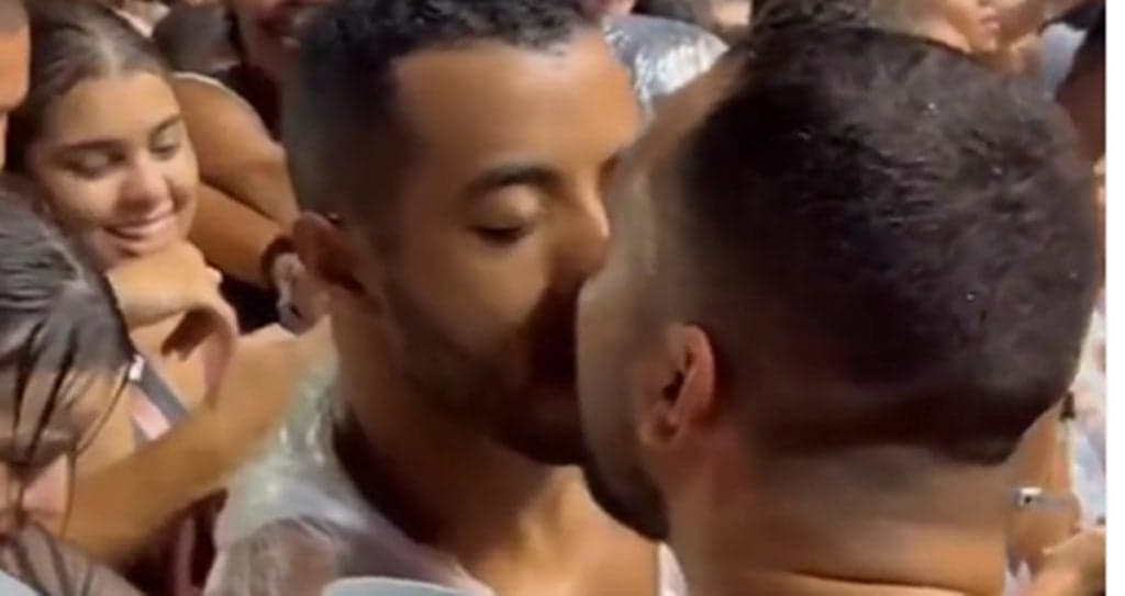 Gil do Vigor é visto beijando muito em show de Anitta e sobe no palco para causar com Pocah