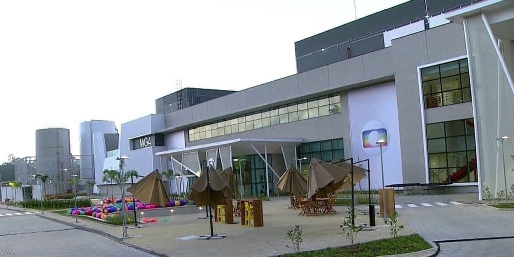 Atores da Globo são flagrados em mictório juntos, segurando pênis na mão e verdade explode: “Tem mais dez”