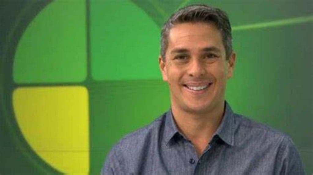 Jornalista Ivan Moré cai no choro após expor assalto à mão armada que sofreu: “Levaram tudo”
