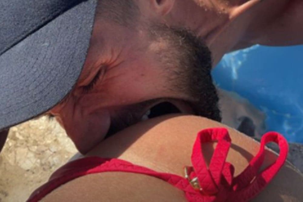 Jonas Sulzbach, ex-BBB, dá mordida no bumbum de Mari Gonzalez e expõe vídeo