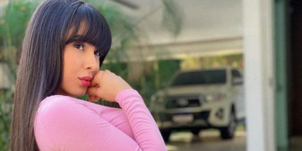 Juliana Bonde agarra bola de futebol, se agacha e faz convite aos seguidores: "Vamos jogar?"