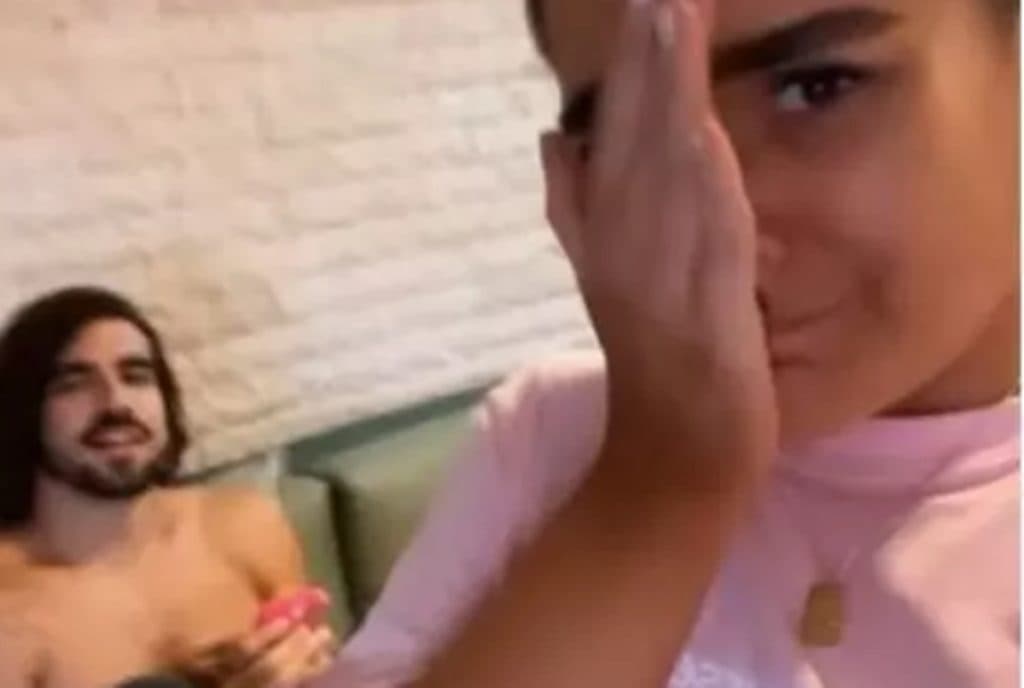 Caio Castro aparece em vídeo de viagem de Réveillon com o cabelo solto e confunde web com o ex-BBB Fiuk