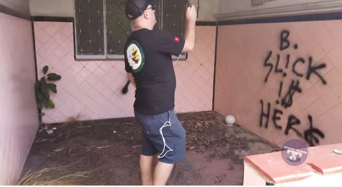 Estúdios já foram pichados por vândalos (Foto: Reprodução/YouTube)