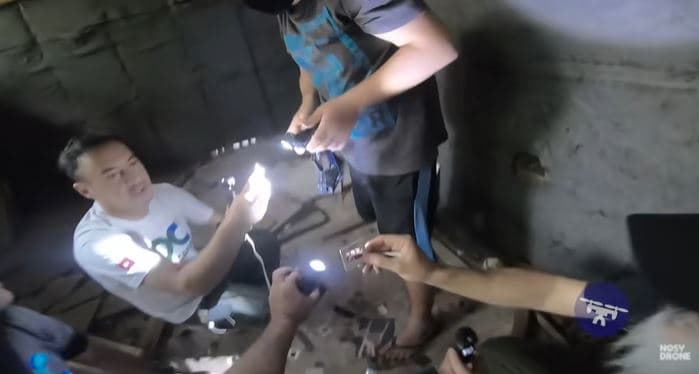 Negativos e slides da Manchete estão espalhados pelo chão (Foto: Reprodução/YouTube)