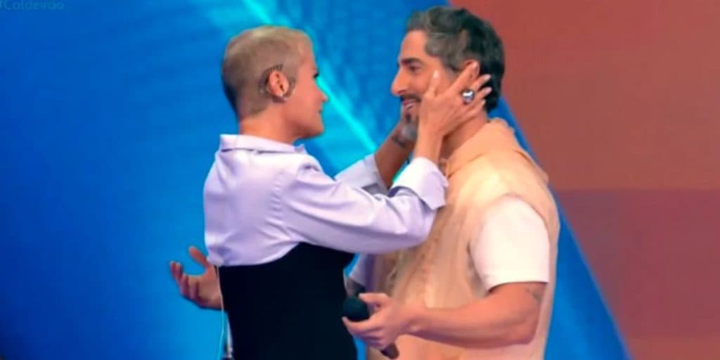 Xuxa aparece de surpresa na Globo, manda recado pra Mion e apresentador cai no choro