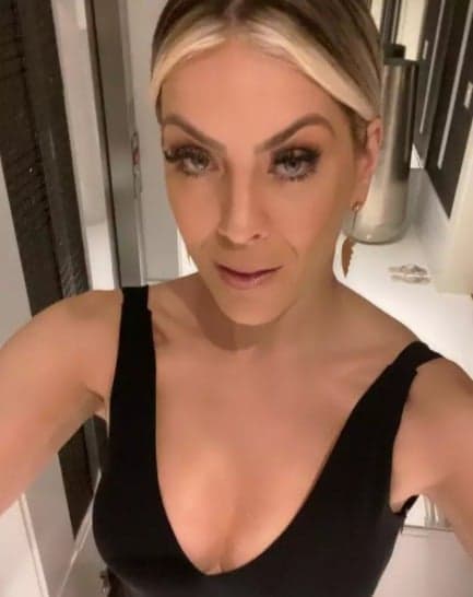 Renata Fan usa modelinho preto e rouba à cena - Reprodução