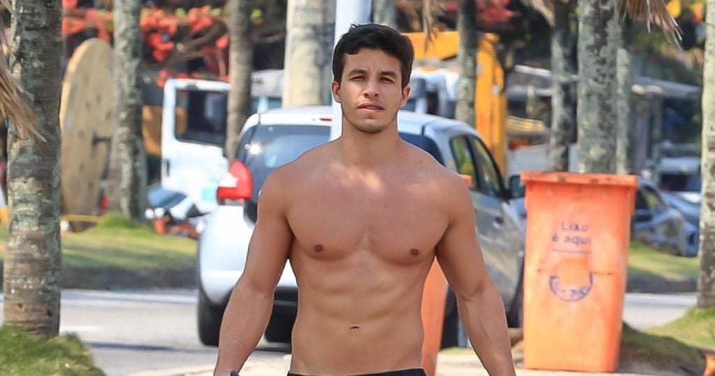 Ricky Tavares cuida do físico na orla do Rio de Janeiro para sua volta à Globo; Vem babar com a gente