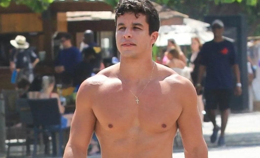 Ricky Tavares costuma andar sem camisa pela orla do Rio de Janeiro e ostentar peitoral malhado