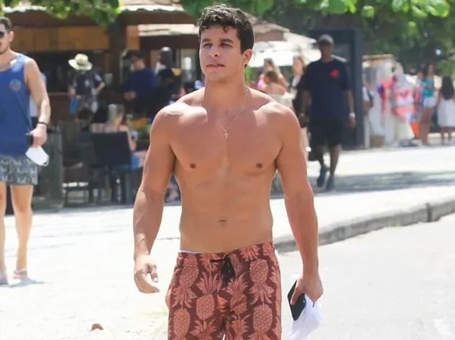 Só de bermuda, Ricky Tavares chama atenção para seu físico perfeito (Foto: Reprodução/ Internet) Só de bermuda, Ricky Tavares chama atenção para seu físico perfeito (Foto: Reprodução/ Internet)