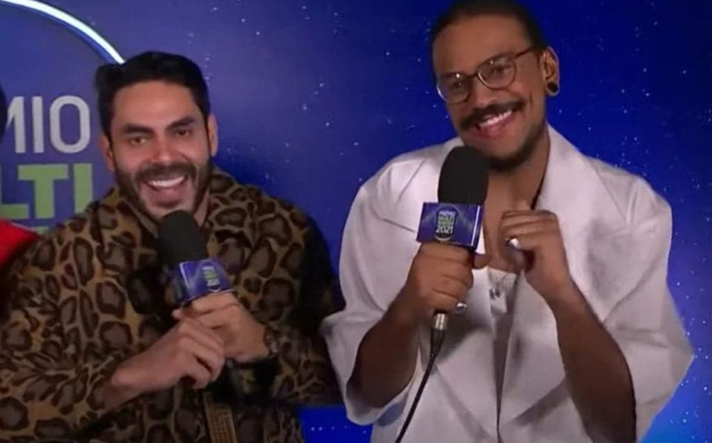 Rodolffo e João Luiz dançam juntos no Prêmio Multishow 2021 e fingem esquecer caso de racismo no BBB21