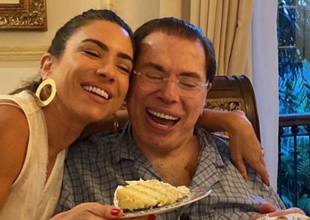 Silvio Santos faz 91 anos e surge vestindo seu tradicional pijama ao lado da filha número 4: "Privilégio"