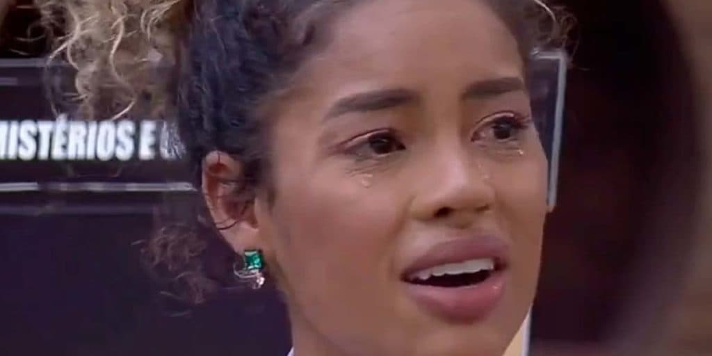 Sthe Matos, após ataques, surge aos prantos na Record e é aparada por Rodrigo Faro: "Pediu um abraço''