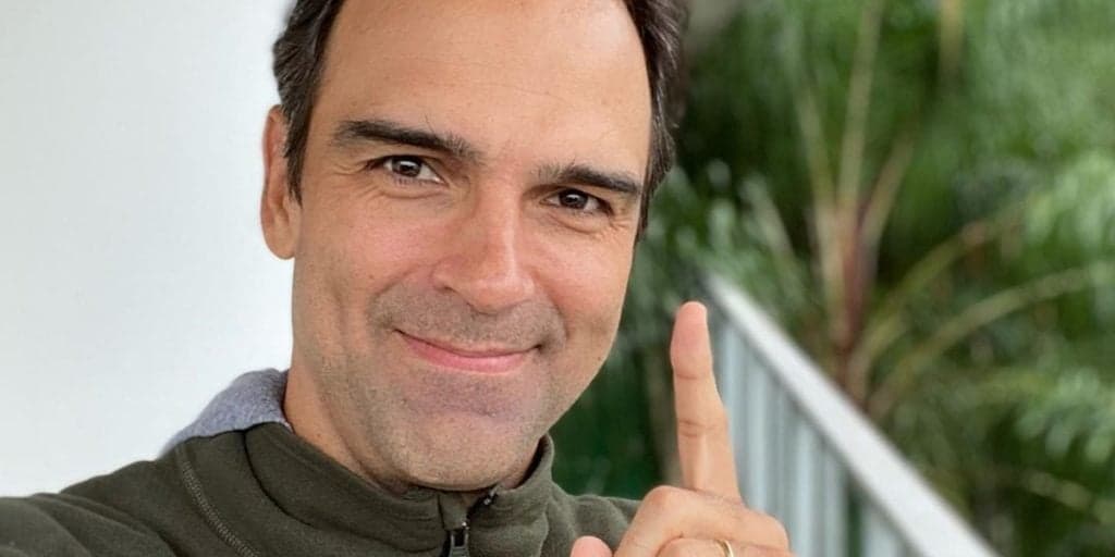 Tadeu Schmidt faz experiência de como irá comandar o BBB22 e elimina a própria filha com discurso