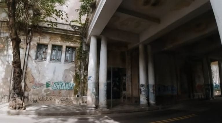 Sede da Tupi hoje em dia está em ruínas (Foto: Reprodução/YouTube) Sede da Tupi hoje em dia está em ruínas (Foto: Reprodução/YouTube)