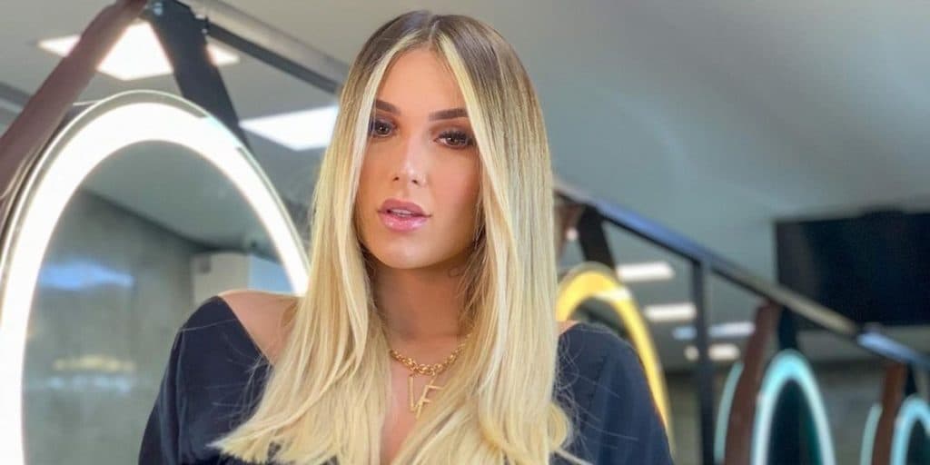 Virginia Fonseca passa mal, é socorrida às pressas e surge em maca hospitalar: "Remédio na veia"