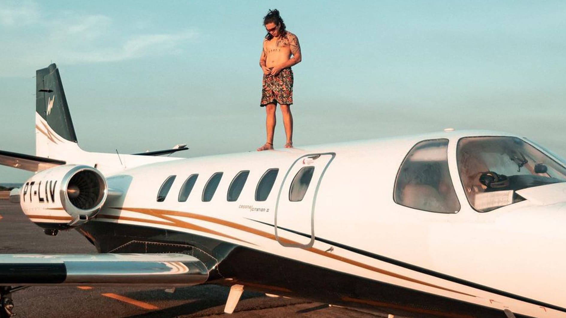 Whindersson Nunes no jatinho de R# 1,7 milhão que comprou em 2017 (Foto: Reprodução/Instagram) Whindersson Nunes no jatinho de R# 1,7 milhão que comprou em 2017 (Foto: Reprodução/Instagram)