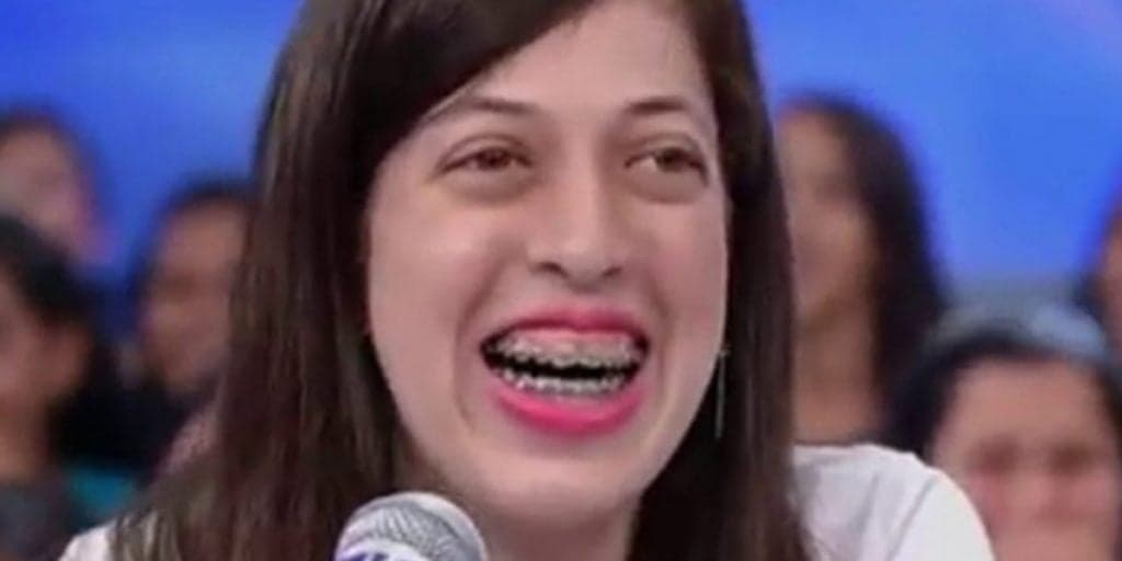 Lembra dela? Mulher da risada engraçada de Silvio Santos tirou aparelho e está muito diferente
