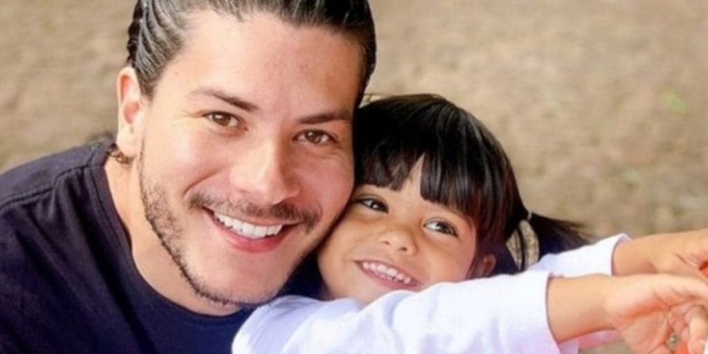 Filha de Arthur Aguiar, do BBB22, é internada às pressas em UTI; ator não sabe de nada, ela tem apenas 3 anos