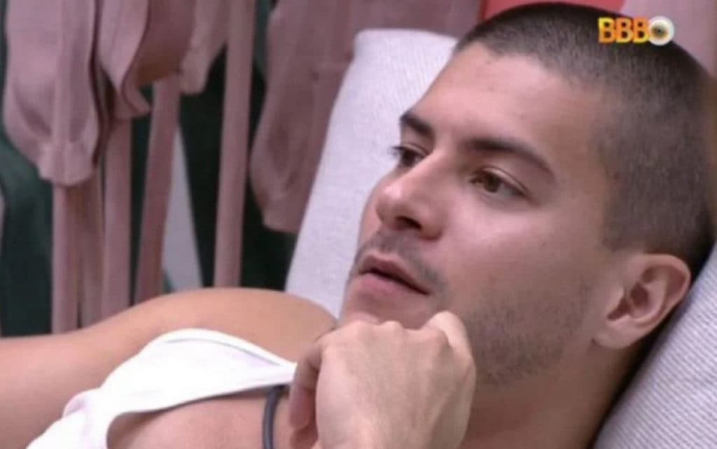 Arthur Aguiar é flagrado perfumando o pênis debaixo da toalha no BBB22, vídeo é exposto e quebra internet