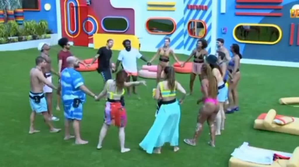 BBB22: Participantes fazem roda de oração e cantam louvor no jardim; Veja