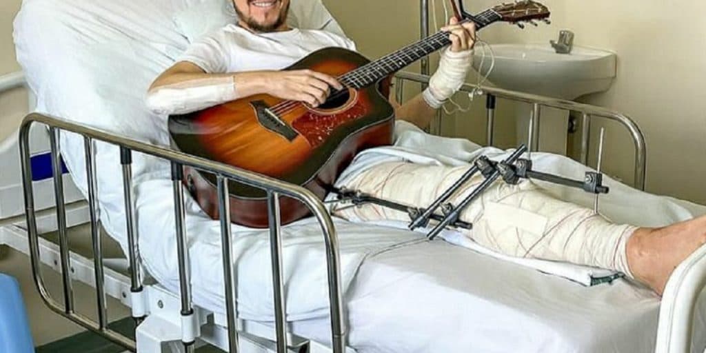 Cantor sertanejo passará por cirurgia em razão de acidente em lancha.