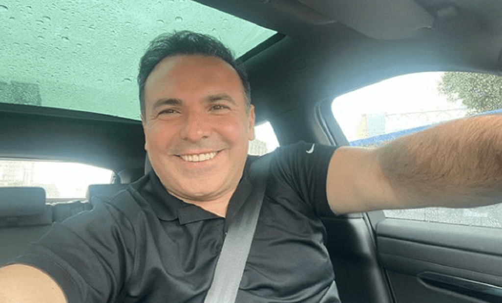 Após 16 anos, Reinaldo Gottino assume de uma vez com quem é casado e choca o público: "Novinha"