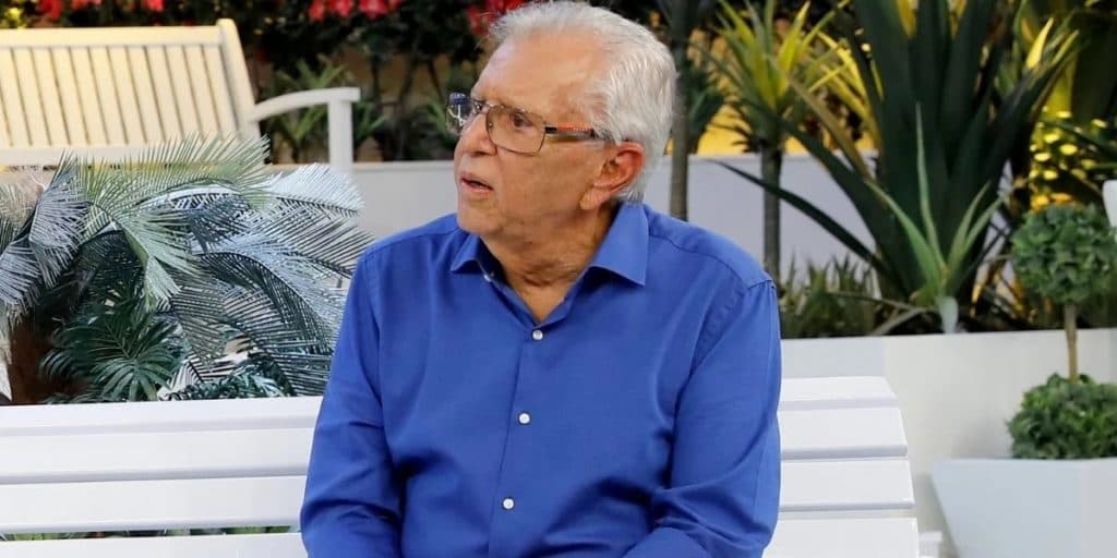 Carlos Alberto, após ficar devastado e medicado, chora ao perder maior estrela da Praça para à Globo