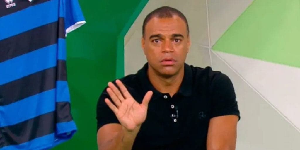 Denílson, após irmã de Zezé expor realidade do casamento, surge com homem e assume: "Meu parceiro''