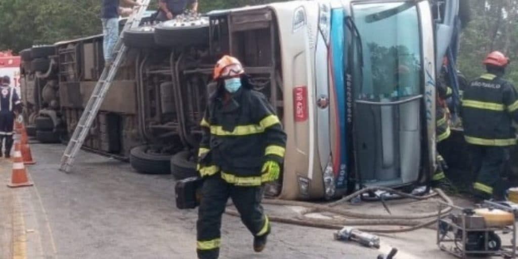 Cantor famoso tem acidente com ônibus de equipe