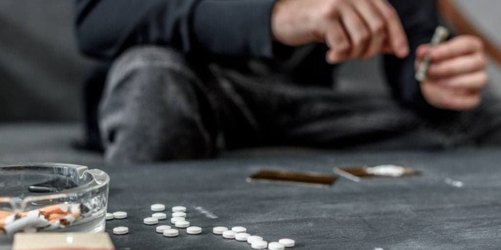 "Na casa do traficante", famoso surpreende e conta vício em drogas.