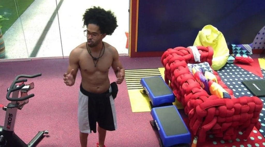 BBB22: Luciano força amizade em busca da fama e pede para dormir na casa de Scooby e Douglas