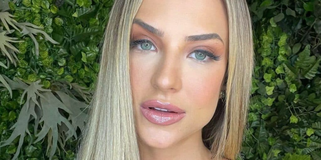 Gabi Martins empina bumbum gigante com fio-dental atoladíssimo e escancara parte íntima: "Eu precisava"