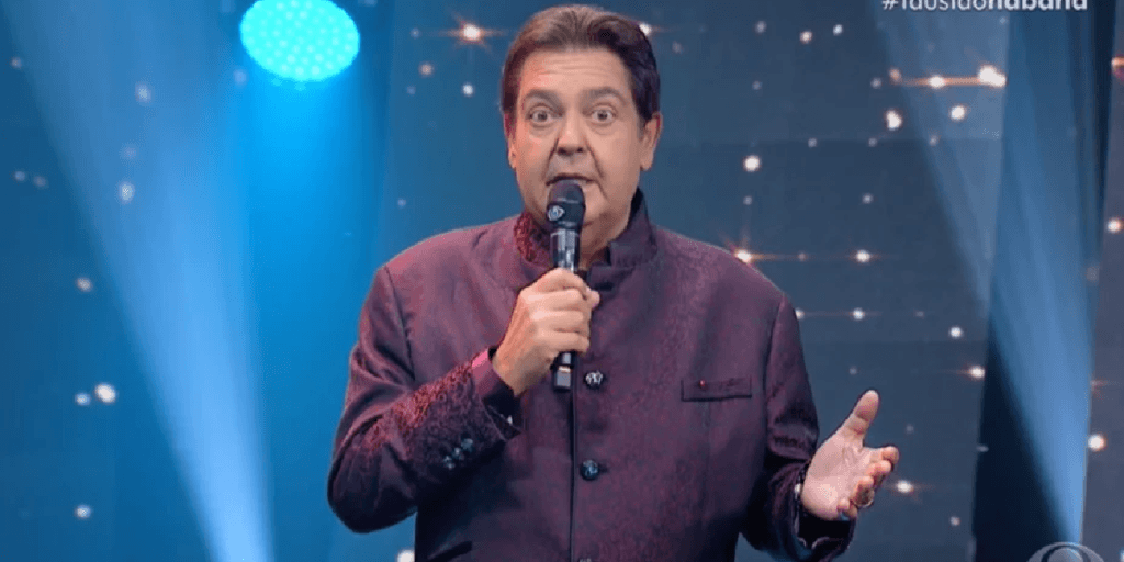 Faustão pisa na Band no lugar de Datena, acha que está na Globo e anuncia até demissão do apresentador
