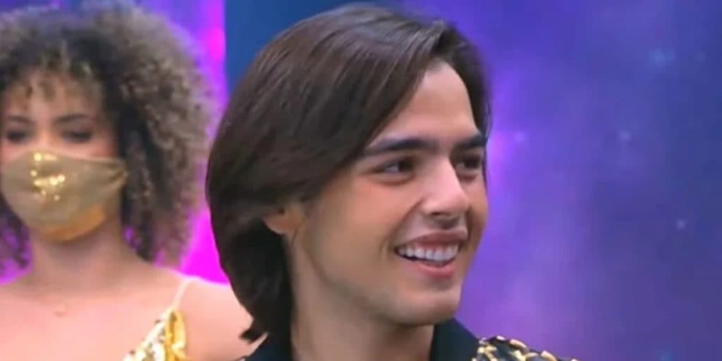 Filho de Faustão, de 17 anos, namorando mulher de 33, abre o jogo e conta como aprendeu a beijar
