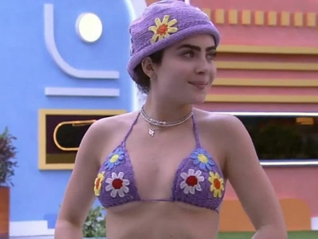 BBB22: Jade Picon se diverte de biquíni na piscina e detalhe em seu umbigo vira assunto; Veja