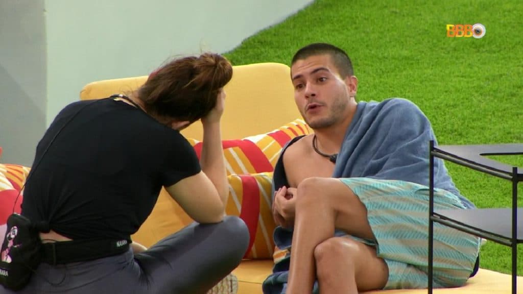 BBB22: Naiara Azevedo não se controla, põe Arthur Aguiar contra a parede e joga traições na cara: "Quem ama, trai?"