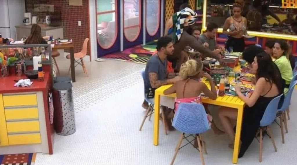 BBB22: Após fazer comida para a casa toda, Naiara Azevedo é excluída na hora do almoço