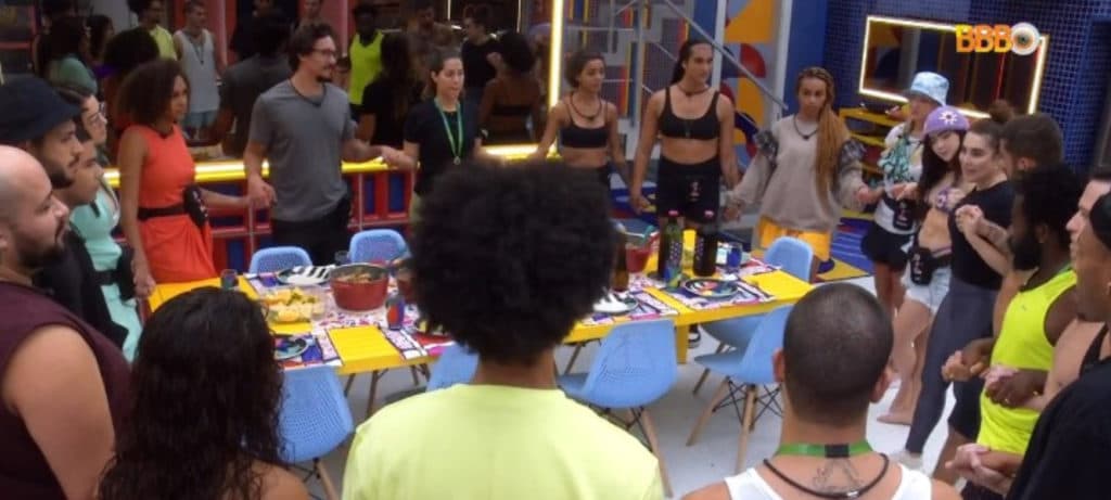 Boninho interrompe Naiara Azevedo no BBB22 e joga terror na casa com aviso: "Ai dentro"