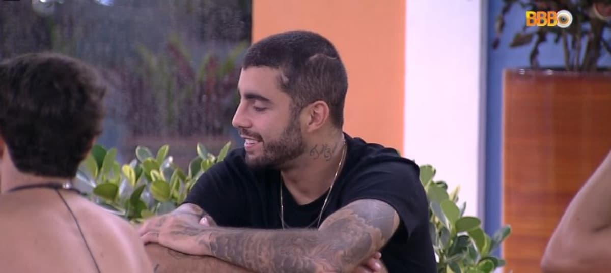 Pedro Scooby falou sobre a sua infância para os colegas de confinamento (Foto: Reprodução / Globoplay)