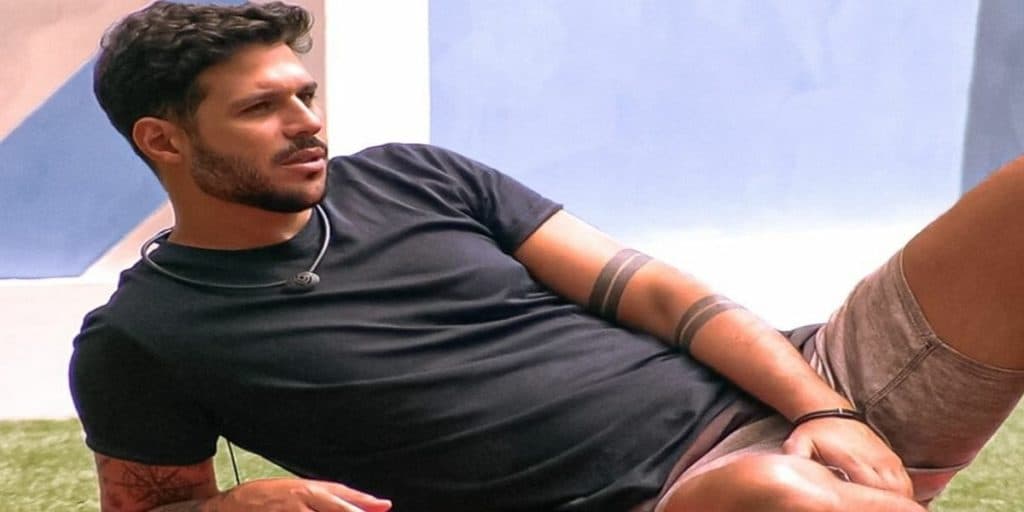 BBB22: Rodrigo se descuida, mostra membro molhado dentro da sunga e tamanho impressiona: "mini"