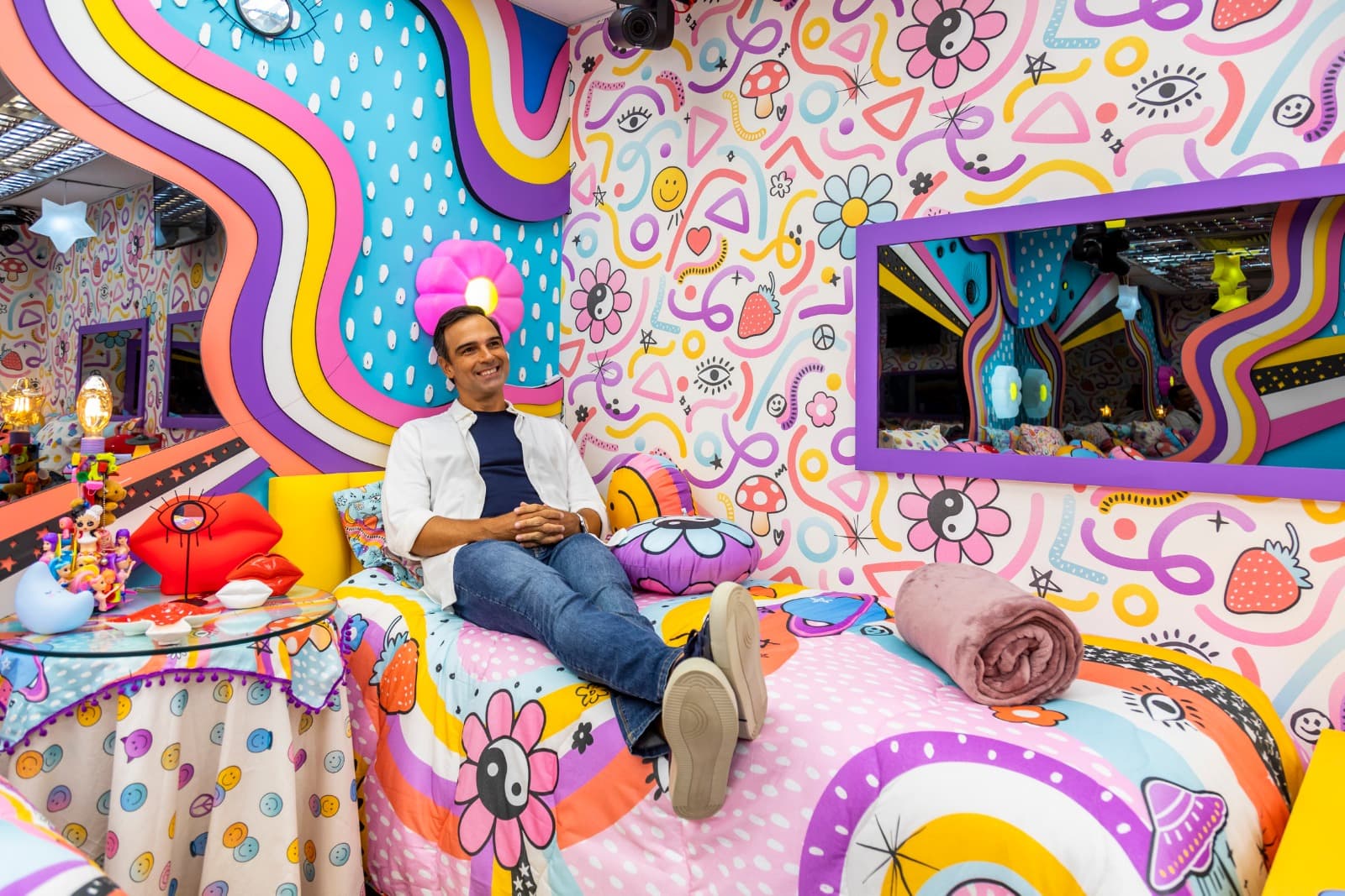 Tadeu Schmidt em um dos quartos do BBB22 (Foto: Globo / Sergio Zalis)