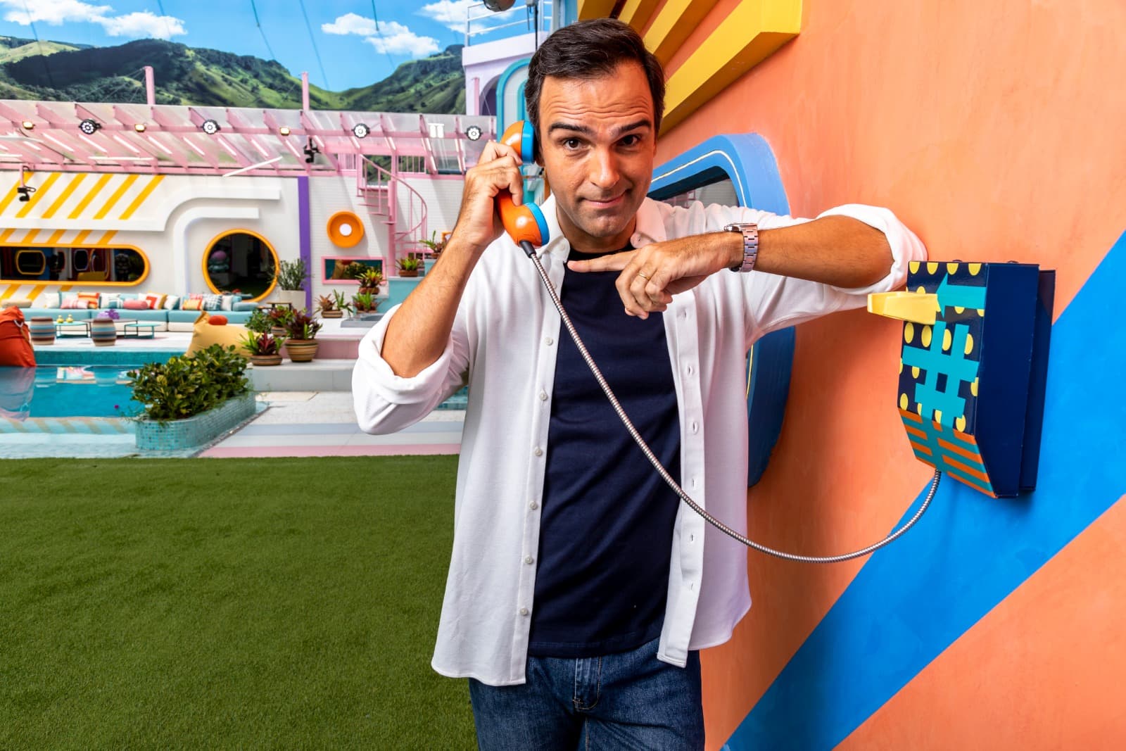 O apresentador atende ao temido Big Fone (Foto: Globo / Sergio Zalis)